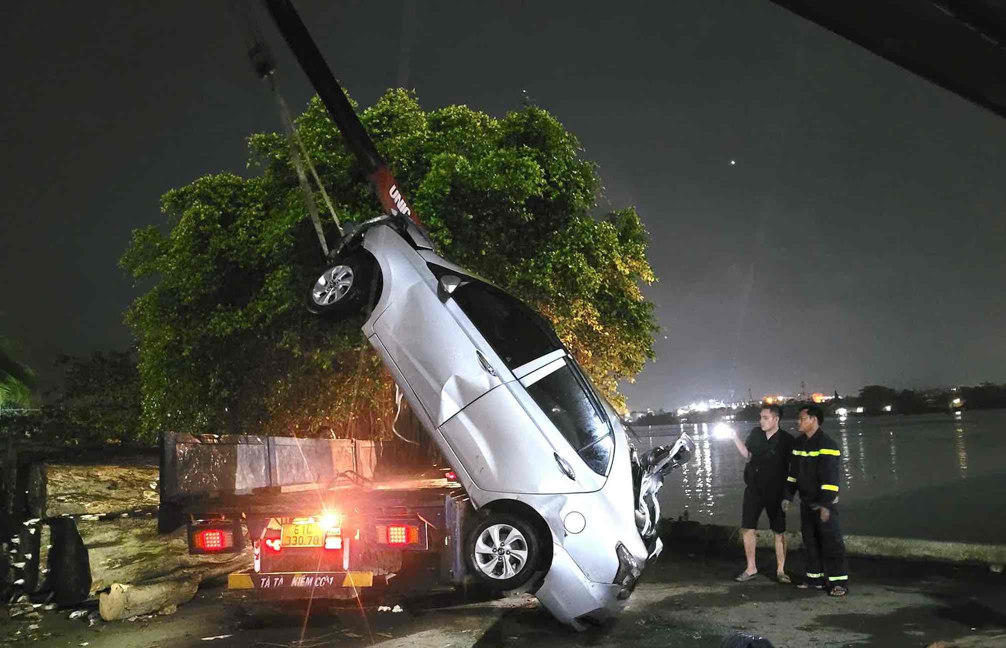 Authorities in Dong Nai and Binh Duong completed salvaging the car that fell into the Dong Nai River. Photo: HAC