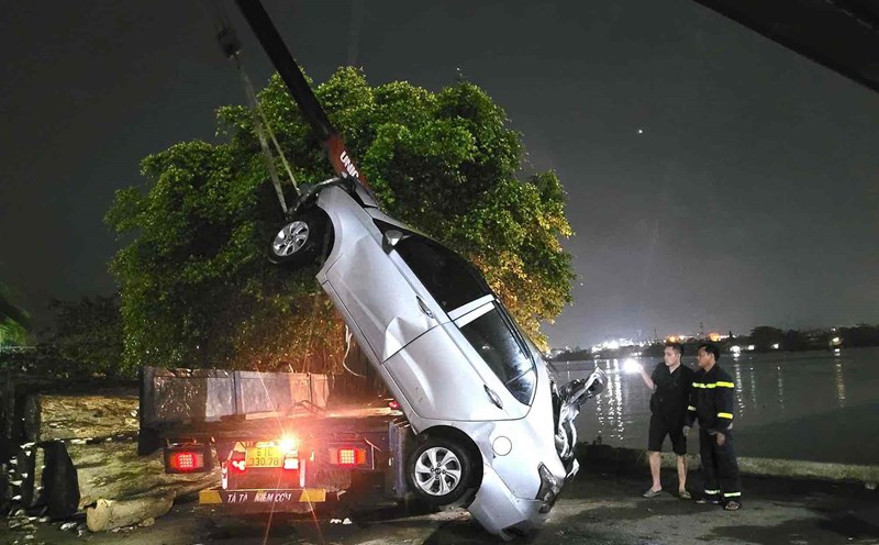 Authorities in Dong Nai and Binh Duong completed salvaging the car that fell into the Dong Nai River. Photo: HAC