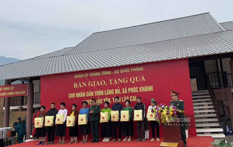Small gifts were given to people in the Lang Nu resettlement area. Photo: Dinh Dai
