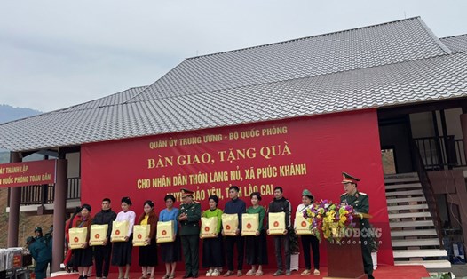 Những món quà nhỏ được trao cho người dân khu tái định cư Làng Nủ. Ảnh: Đinh Đại