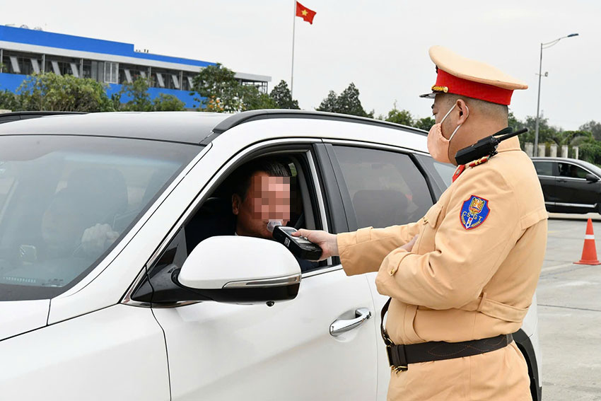 Việc kiểm tra nồng độ cồn sẽ xuyên suốt trong những ngày ra quân. Ảnh: V.Tuân