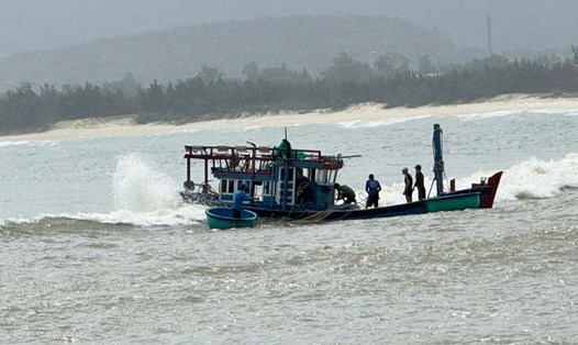 Tàu cá ngư dân Phú Yên mắc cạn tại cửa biển. Ảnh: Thư Kỳ