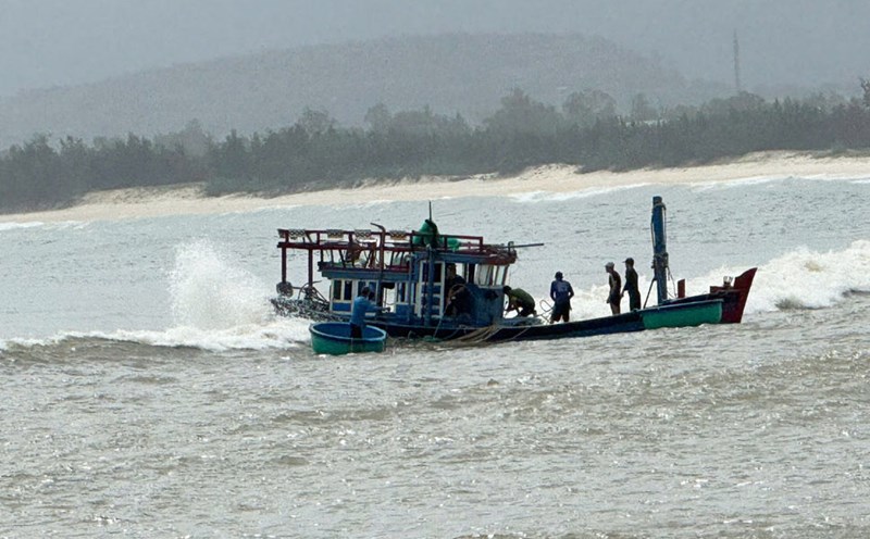 Phu Yen fishing boat ran aground at the estuary. Photo: Thu Ky