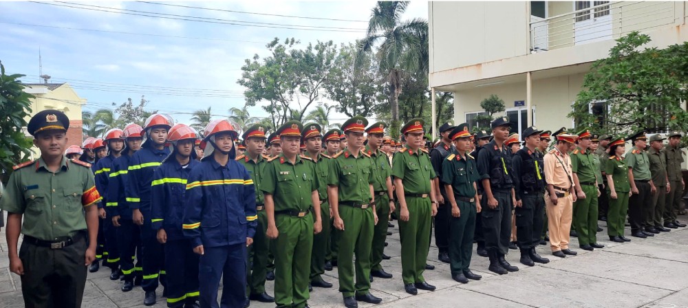 Phu Quoc City Police (Kien Giang) held a launching ceremony to carry out a peak campaign to suppress crime. Photo: Khanh Van