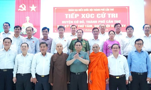 Thủ tướng Chính phủ Phạm Minh Chính cùng các đại biểu và cử tri TP Cần Thơ. Ảnh: Tạ Quang