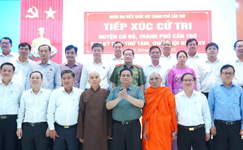 Prime Minister Pham Minh Chinh with delegates and voters of Can Tho City. Photo: Ta Quang