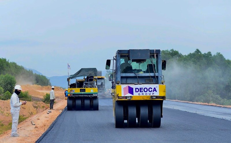 The Quang Ngai - Hoai Nhon Expressway project is 88km long, passing through Quang Ngai province (60.3km) and Binh Dinh province (27.7km). The total investment is 20.4 trillion VND. Photo: Vien Nguyen