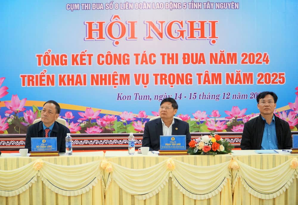 Các lãnh đạo dự hội nghị tổng kết cuối năm 2024 của Cụm thi đua số 8. Ảnh: Thanh Tuấn