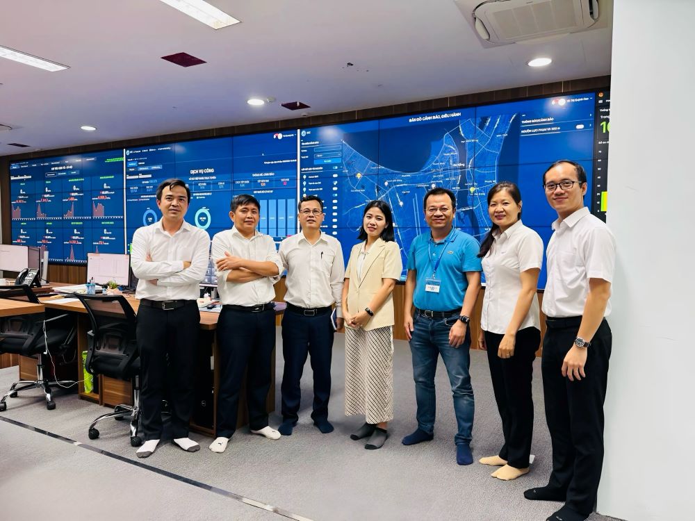 Leaders of the Department of Information and Communications of Da Nang and leaders of Ahamove cooperated to build Danang AI to buy on behalf of others. Photo: Department of Information and Communications of Da Nang