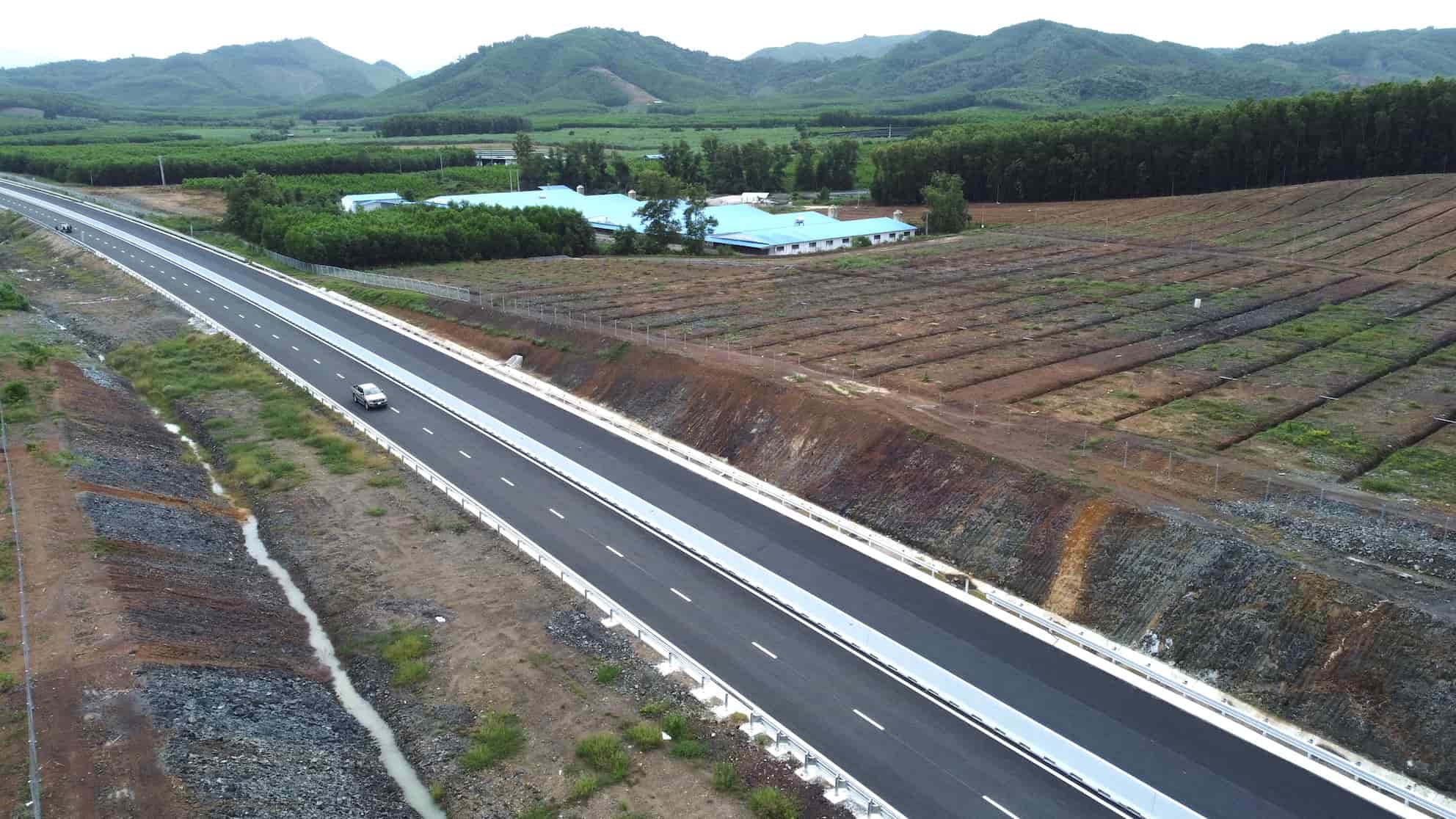 The Van Phong - Nha Trang expressway project will start construction in early 2023, with a capital of nearly VND12,000 billion, and strive to finish 8 months ahead of schedule. Photo: Huu Long