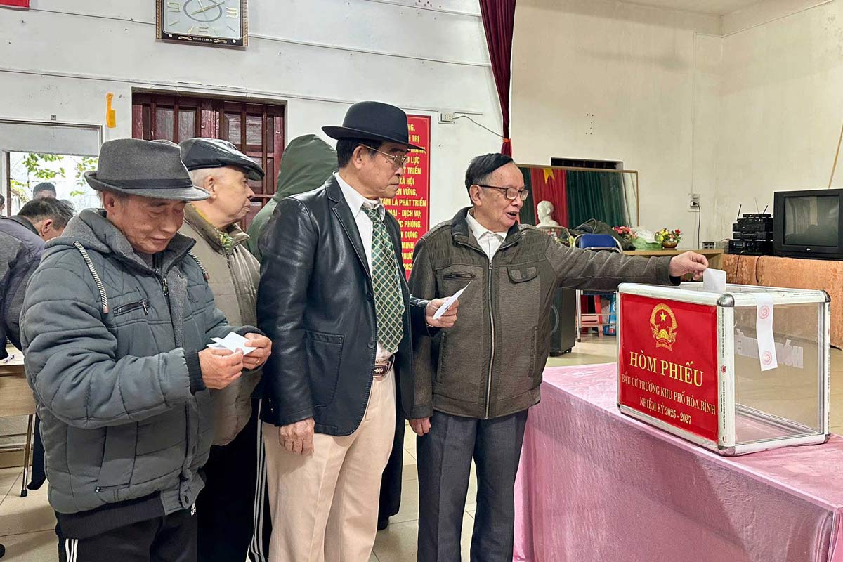Voters of Hoa Binh ward, Tien Yen town, Tien Yen district, Quang Ninh province vote to elect ward chief for the 2025-2027 term. Photo: Xuan Thao