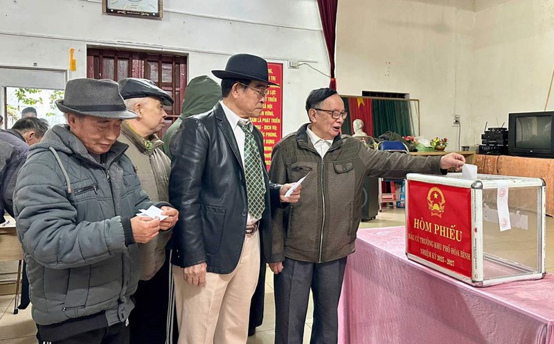 Voters of Hoa Binh ward, Tien Yen town, Tien Yen district, Quang Ninh province vote to elect ward chief for the 2025-2027 term. Photo: Xuan Thao