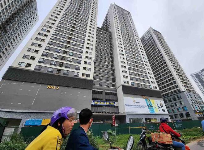 Although prices have not decreased, many people are still looking to buy apartments. Photo: Cao Nguyen.