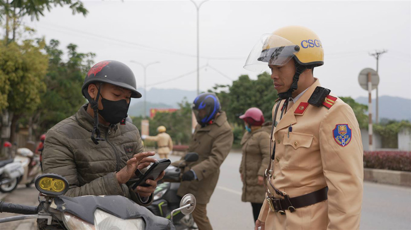Cao Bang Provincial Traffic Police on duty to ensure traffic safety. Photo: Cao Bang Police.