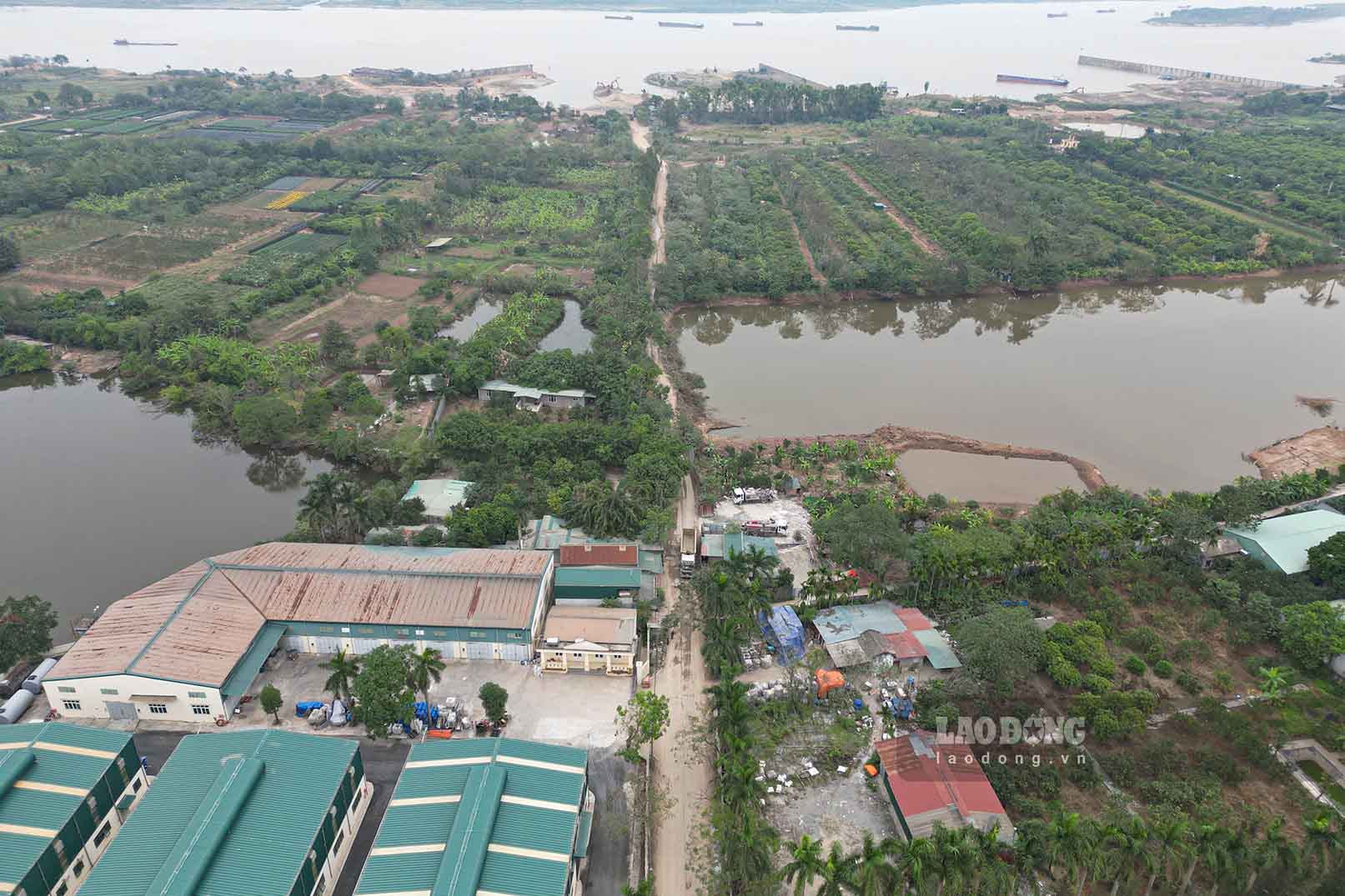 Theo ghi nhan cua Lao Dong, hien nay, cac khu vuc ma du an xay dung cau Thuong Cat di qua co phan dien tich chu yeu la dat nong nghiep, nguoi dan dang su dung de trong hoa mau.