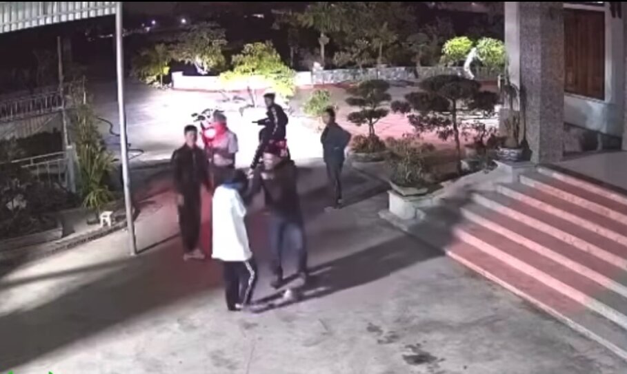 Sự việc xảy ra sau khi cháu M.T.M.A nhắn tin với nội dung bất kính với người lớn. Ảnh: Cắt từ clip