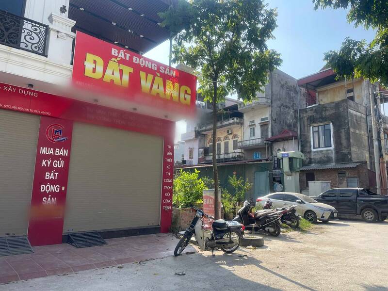 The land segment in the suburbs of Hanoi is attracting a lot of attention. Photo: Thu Giang