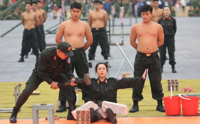 Martial arts performances in the cold rain on the morning of December 15. Photo: Phu Tho Provincial Police.