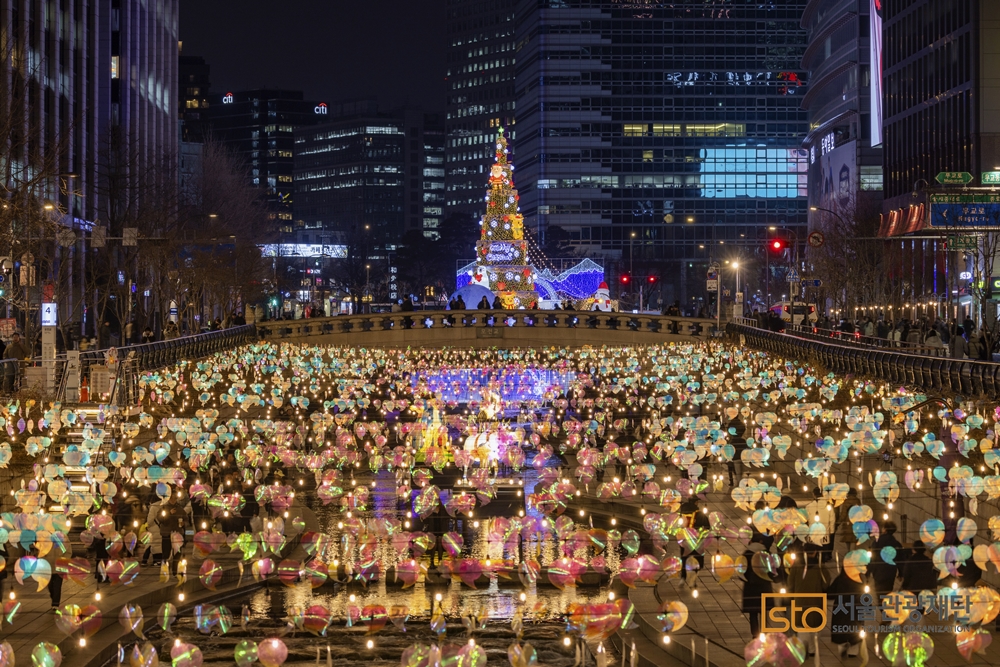 Lễ hội mùa đông Seoul, Hàn Quốc diễn ra từ 13.12 đến 5.1.2025. Điểm nhấn là cây thông Noel cao 14m đặt tại quảng trường Gwanghwamun, hội chợ Giáng sinh rực rỡ diễn ra hàng đêm và triển lãm phim Squid Game nổi tiếng. Ảnh: STO