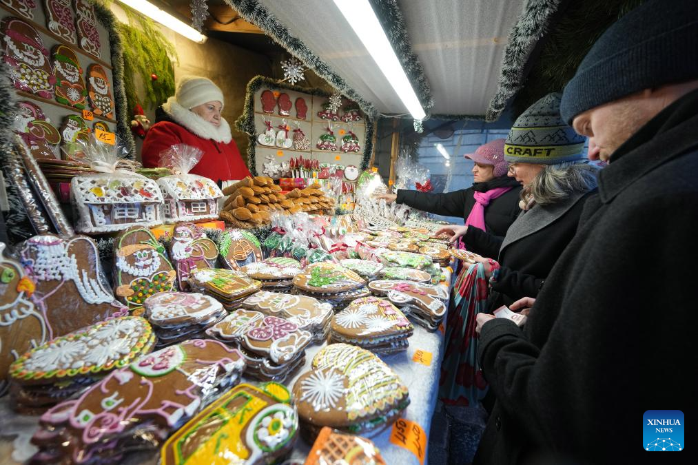 Một gian hàng bánh gừng ở chợ Giáng Sinh Riga, Latvia thu hút khách. Ảnh: Edijs Palens/Xinhua