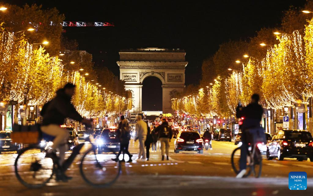 Lễ hội ánh sáng ở đại lộ Champs-Elysees tại Paris, Pháp bắt đầu từ ngày 24.11 tới tháng 1.2025. Đây là sự kiện tổ chức hàng năm, đèn được thắp ở hai hàng cây bên đường từ 17h tới nửa đêm mỗi ngày. Riêng hai ngày 24.12 và 31.12 sẽ thắp sáng suốt đêm. Ảnh: Gao Jing/Xinhua