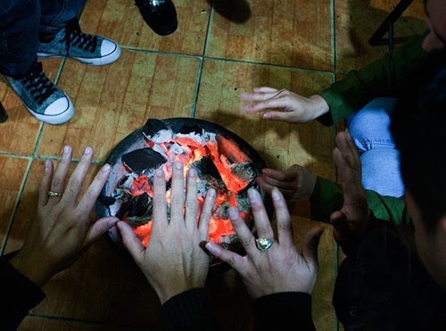 Absolutely do not heat with a charcoal stove in a closed room, it is very easy to get gas poisoning. Photo: BVCC