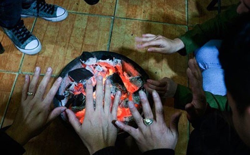 Absolutely do not heat with a charcoal stove in a closed room, it is very easy to get gas poisoning. Photo: BVCC