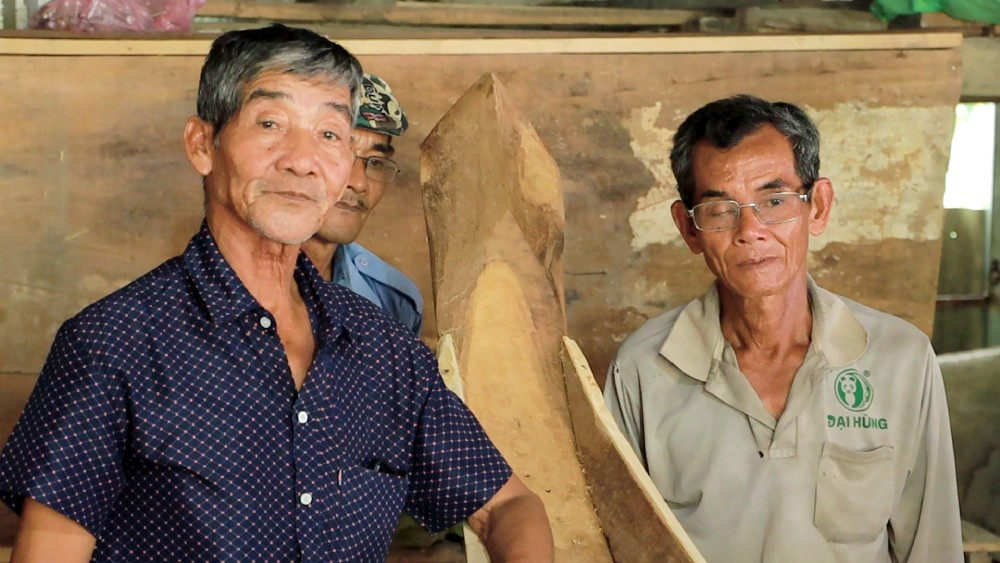 Mr. Danh On (left) and the Charity Team supported coffins for many Khmer people in difficult circumstances. Photo: Xuan Nhi