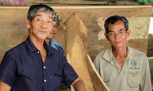 Ông Danh On (trái) đã cùng Đội Từ thiện hỗ trợ quan tài cho nhiều hoàn cảnh đồng bào Khmer khó khăn. Ảnh: Xuân Nhi