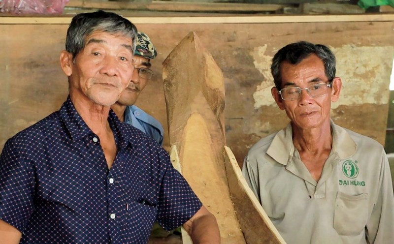 Mr. Danh On (left) and the Charity Team supported coffins for many Khmer people in difficult circumstances. Photo: Xuan Nhi