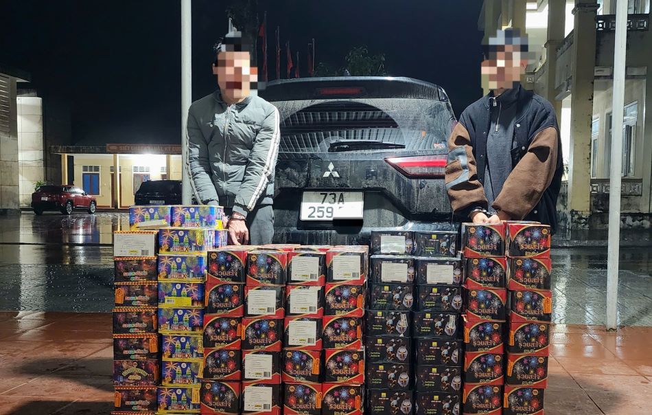 2 đối tượng bị bắt giữ cùng số pháo lậu. Ảnh: Công an huyện Đakrông.