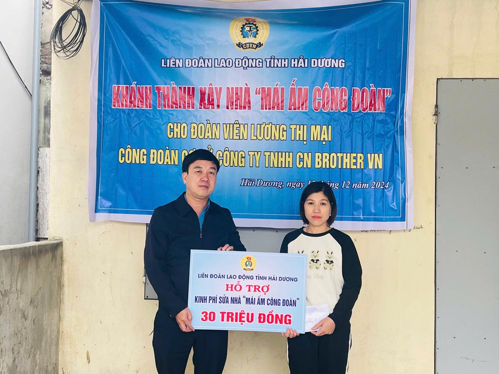 Hai Duong Provincial Labor Federation awarded 30 million VND to support union member Luong Thi Mai to repair her house. Photo: Mai Huong