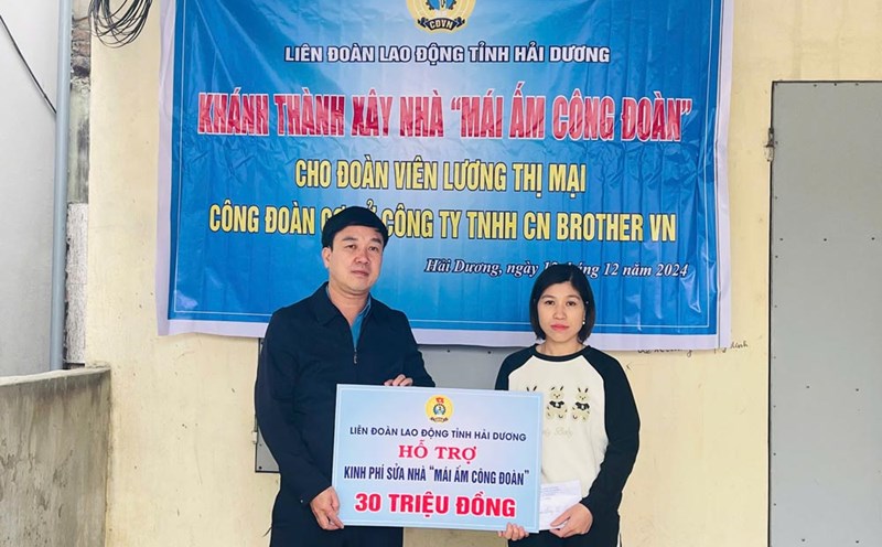 Hai Duong Provincial Labor Federation awarded 30 million VND to support union member Luong Thi Mai to repair her house. Photo: Mai Huong