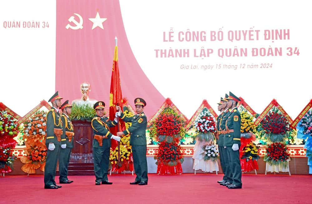 Đại tướng Phan Văn Giang trao Quân kỳ Quyết thắng cho Quân đoàn 34. Ảnh: Anh Sơn