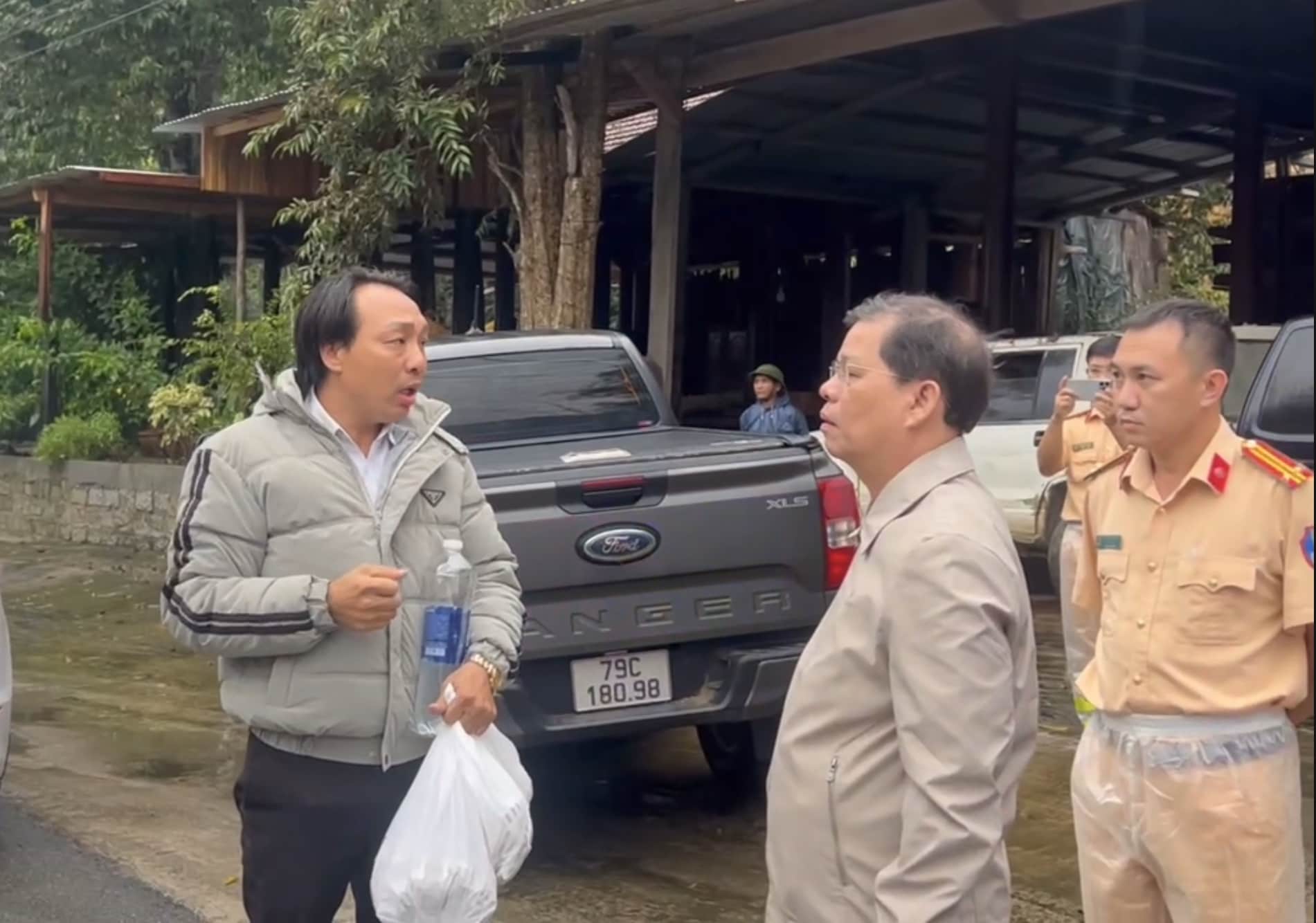 Khanh Hoa Chairman Nguyen Tan Tuan directly directed support for people stranded on Khanh Le Pass. Photo: Huu Long