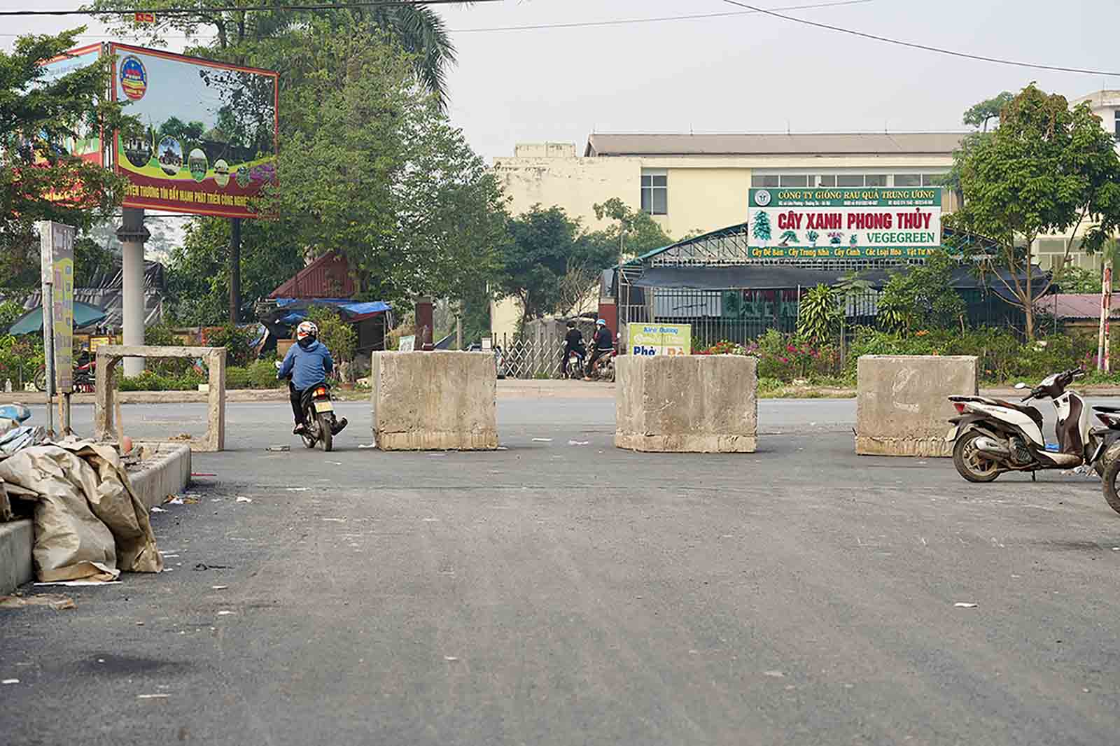 Phia dau tuyen duoc dat cong hop, ngan khong cho xe o to di vao. Anh: Huu Chanh