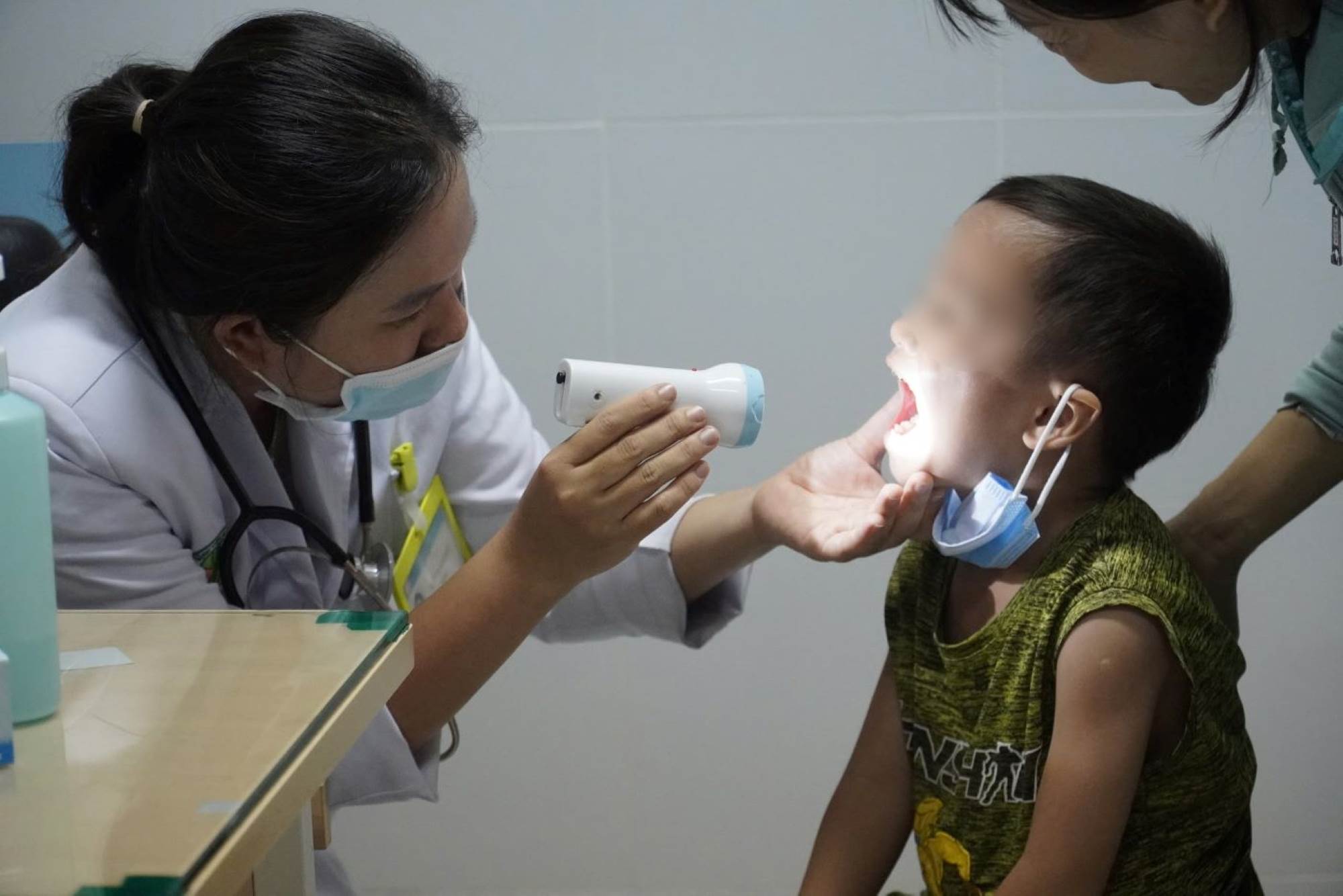 Doctor examines a child patient. Photo: Thanh Chan