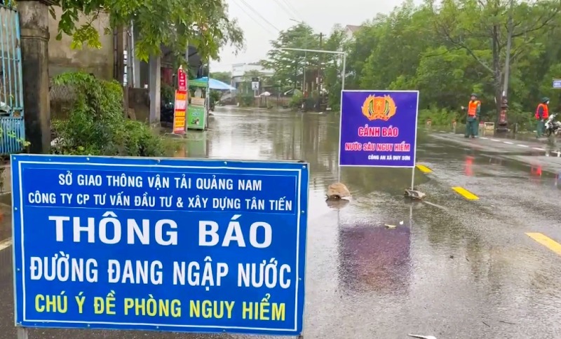 Authorities barricaded and warned of danger in flooded low-lying areas in Duy Xuyen district, Quang Nam. Photo: Van Son