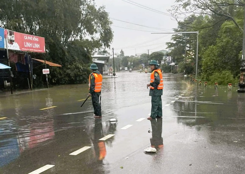 Lực lượng chức năng huyện Duy Xuyên, Quảng Nam chốt chặn, hướng dẫn giao thông ở khu vực ngập lụt. Ảnh: Duy Xuyên