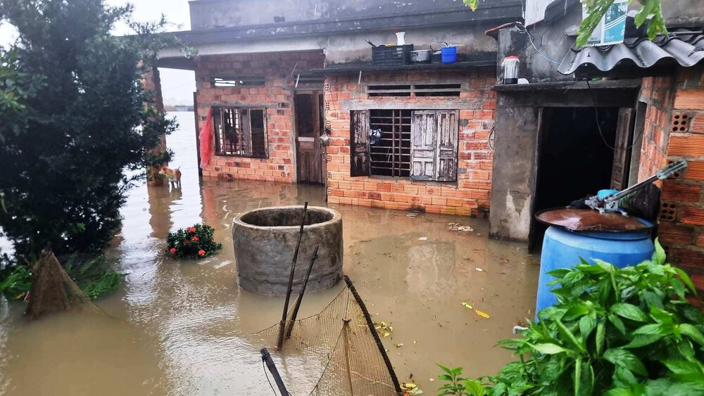 Rising floodwaters have submerged many houses in Pho Minh ward, Duc Pho town, Quang Ngai province. Photo: Viet Binh