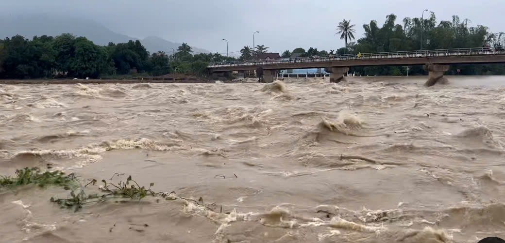 The water level of Cai River in Nha Trang, Khanh Hoa rose rapidly on the afternoon of December 15. Photo: Phuong Linh