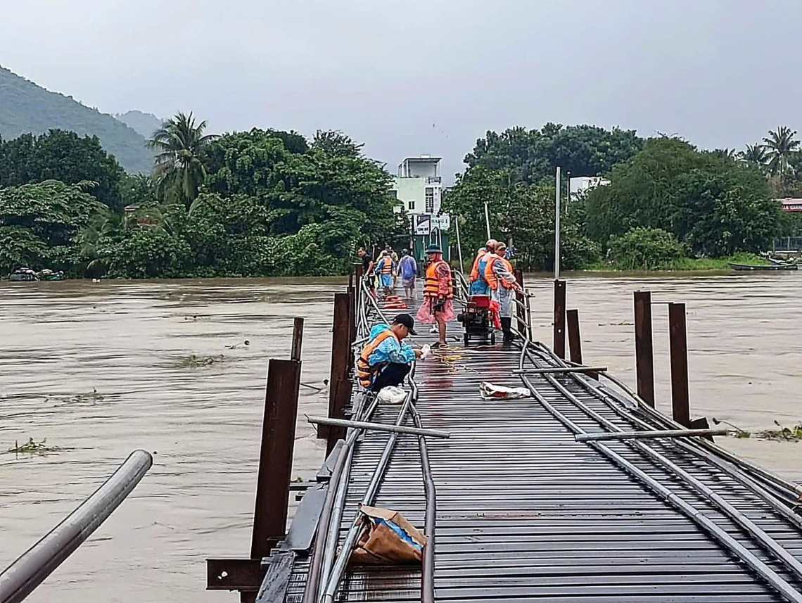 Cau go Phu Kieng bac qua Song Cai, Nha Trang phai thao do chieu nay do nuoc song len cao. Anh: Nguyen Tam