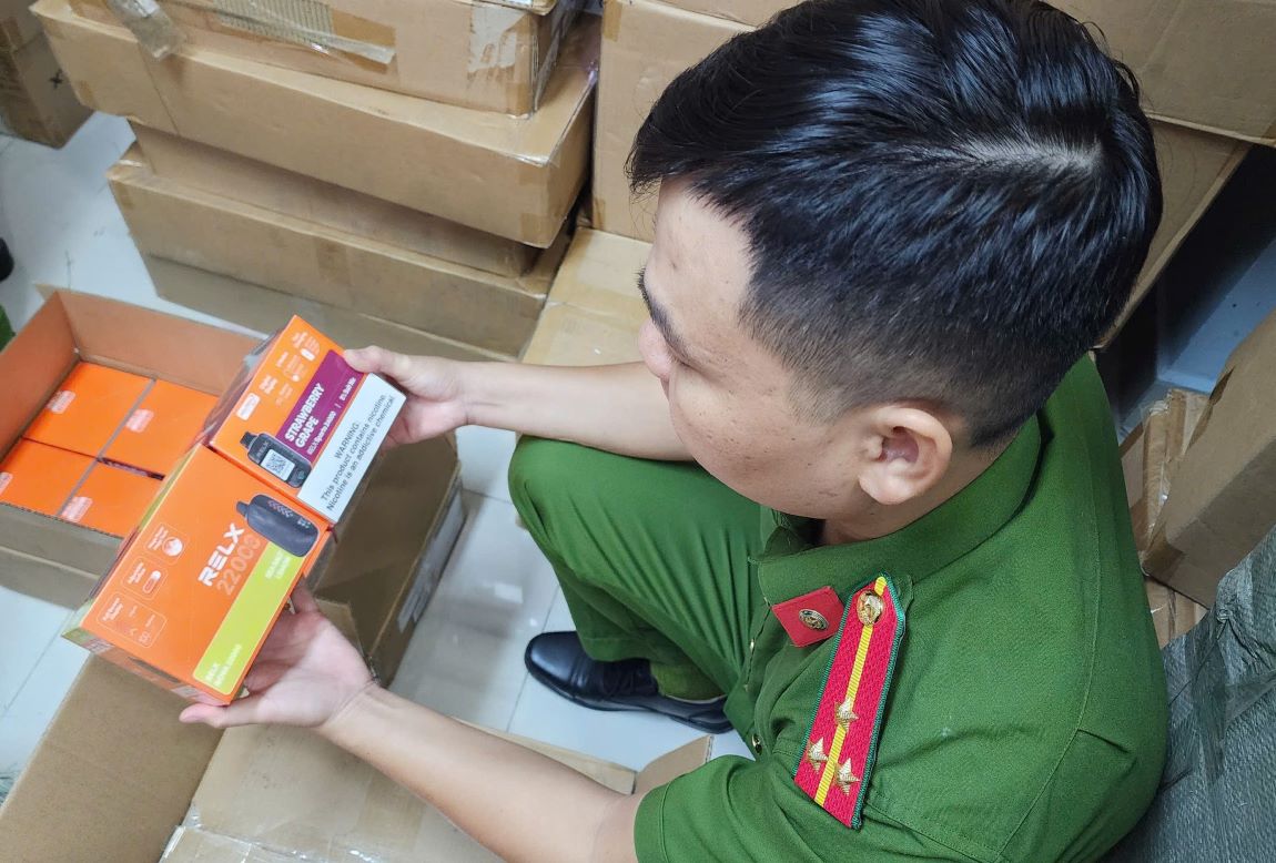 Phòng Cảnh sát kinh tế Công an TP Đà Nẵng kiểm tra lô hàng thuốc lá điện tử. Ảnh: Công an cung cấp