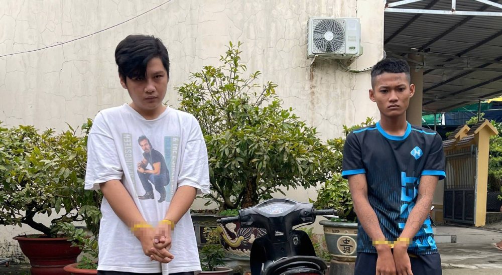 Toàn (bên trái) và Quí đã cướp tài sản của người chạy xe ôm. Ảnh: Công an cung cấp