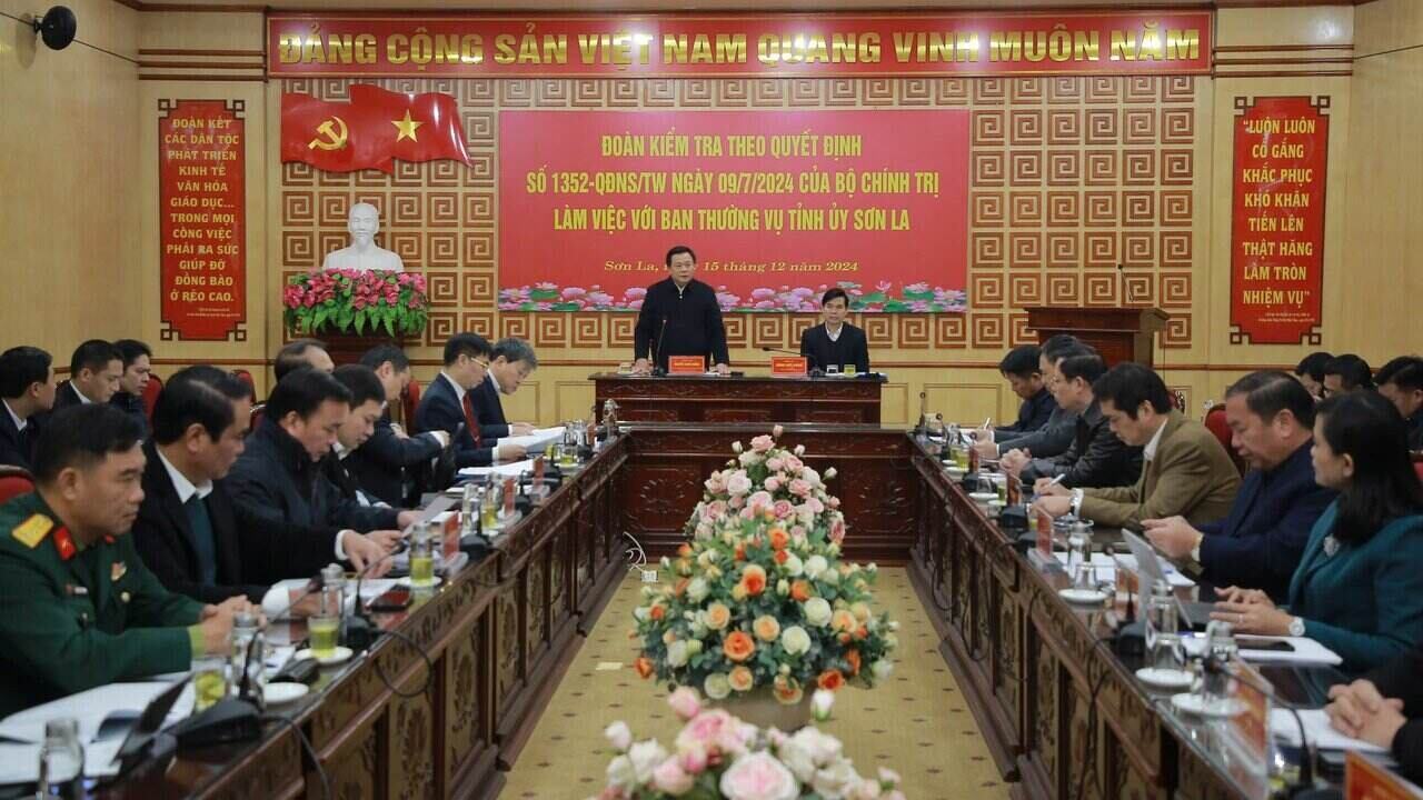 The Politburo's inspection delegation worked with the Standing Committee of the Son La Provincial Party Committee. Photo: Minh Thanh