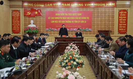 Đoàn kiểm tra của Bộ Chính trị làm việc với Ban Thường vụ Tỉnh ủy Sơn La. Ảnh: Minh Thành