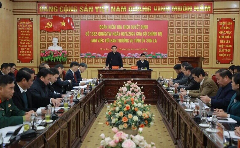 The Politburo's inspection delegation worked with the Standing Committee of the Son La Provincial Party Committee. Photo: Minh Thanh