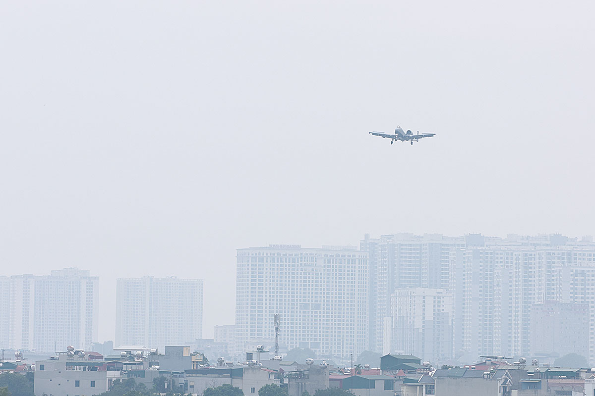 Vao khoang 11h50 phut, chiec cuong kich A-10 Thunderbolt II cua Khong quan My da xuat hien tren bau troi san bay Gia Lam.  