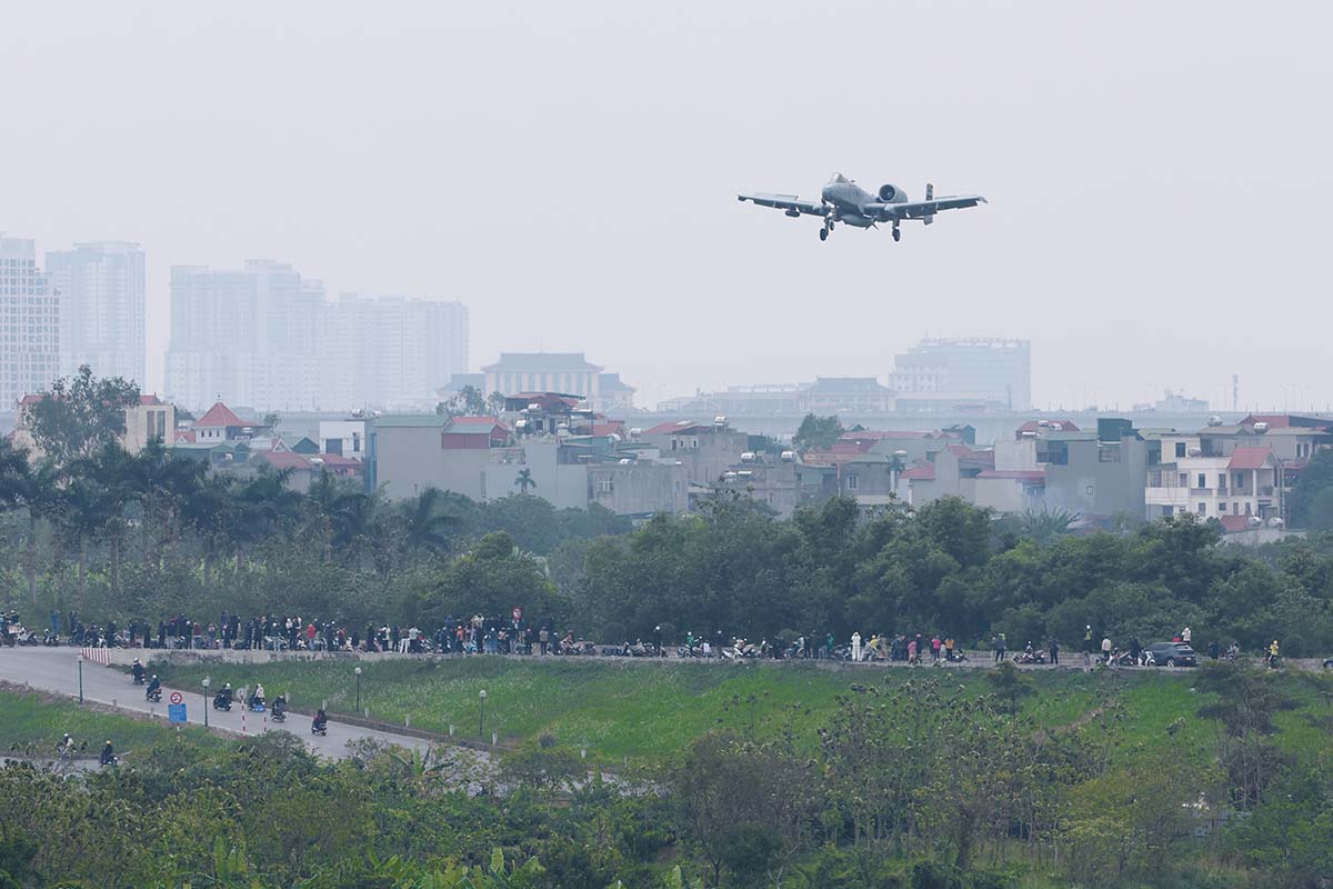 Chi it phut sau, chiec A-10 Thunderbolt II thu hai cung da xuat hien tren bau troi TP. Ha Noi. Khac voi chiec A-10 thu nhat, chiec may bay thu hai da bay luon mot vong tren bau troi san bay nhu mot loi chao truoc khi ha canh.
