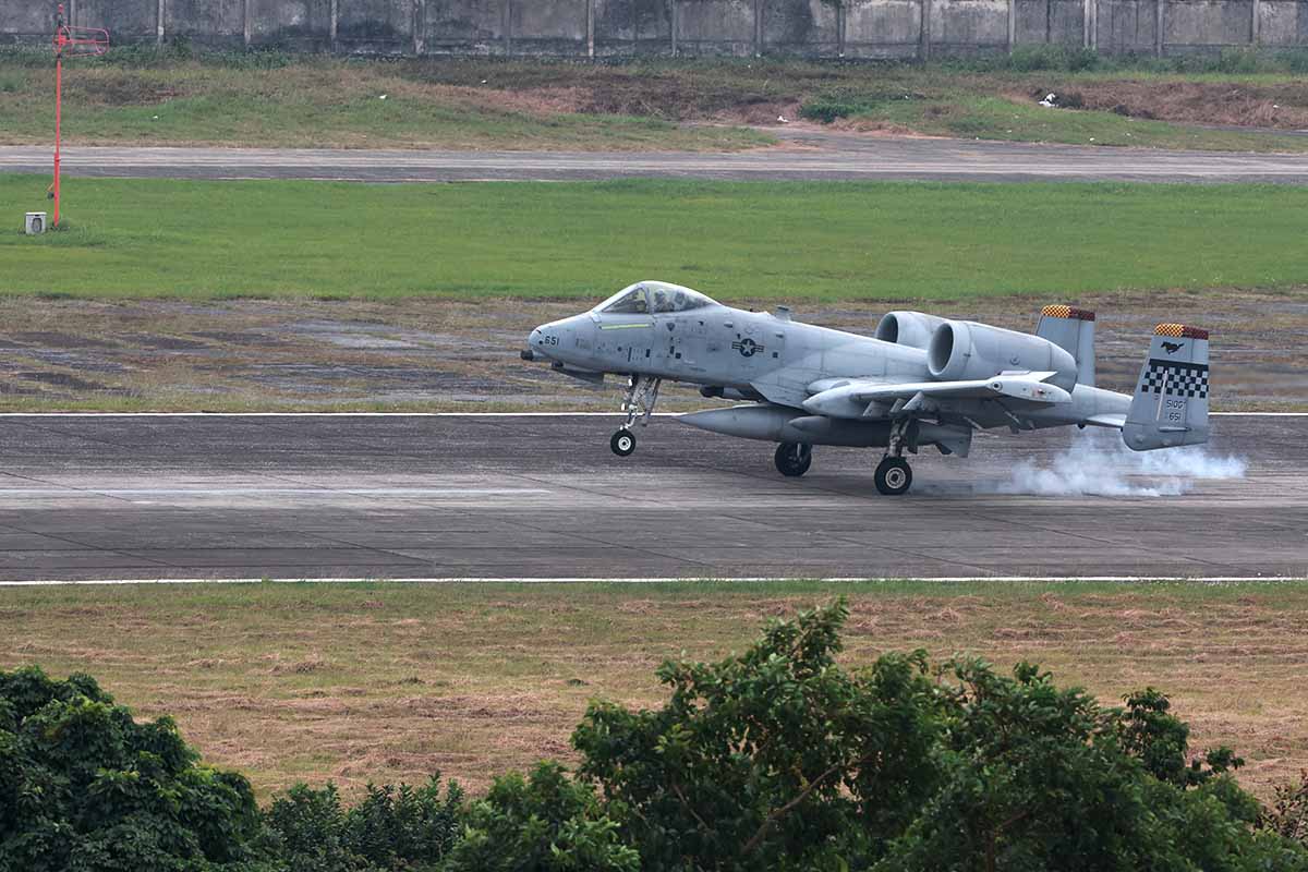 The A-10 Thunderbolt II attack aircraft will participate in the Vietnam International Defense Exhibition 2024 at Gia Lam airport. Photo: Hai Nguyen